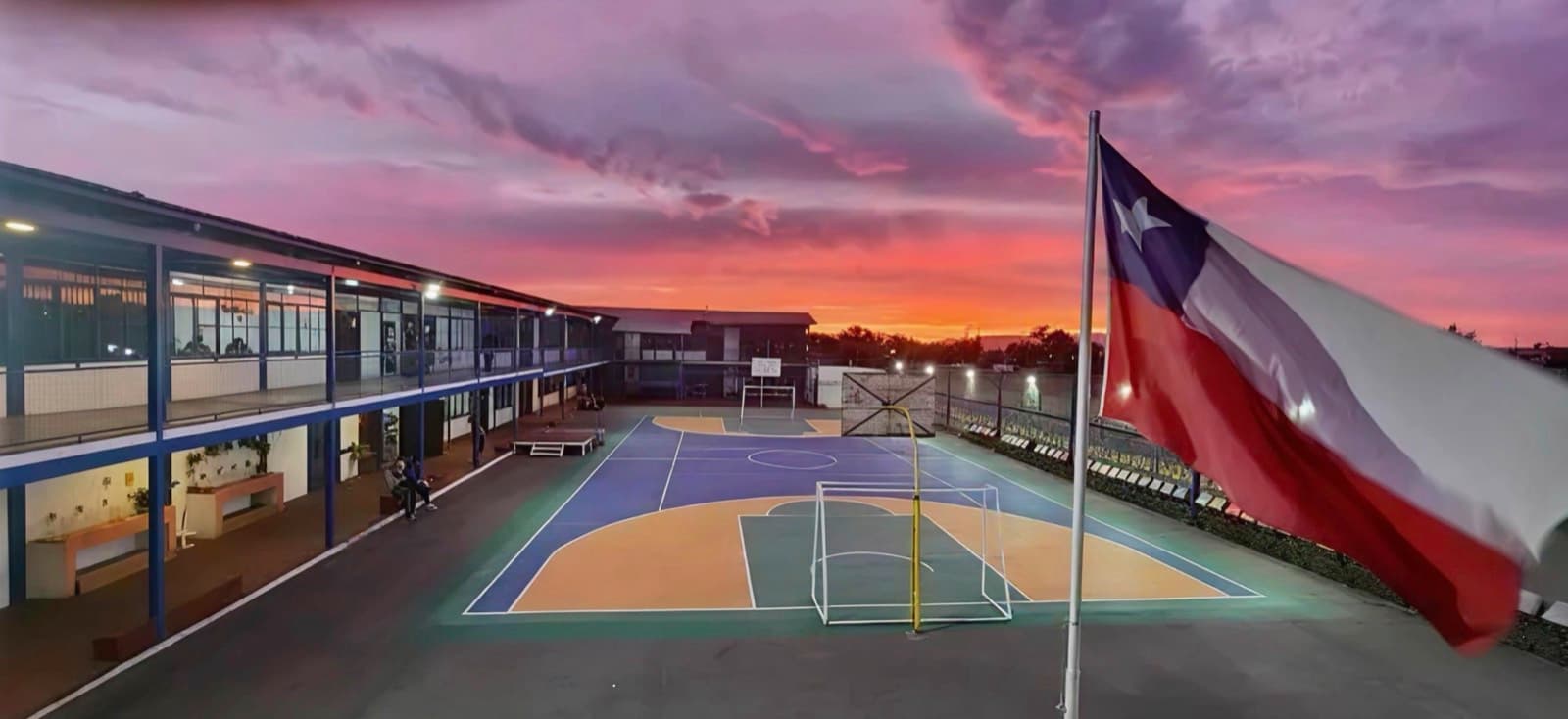 Patio del colegio al atardecer